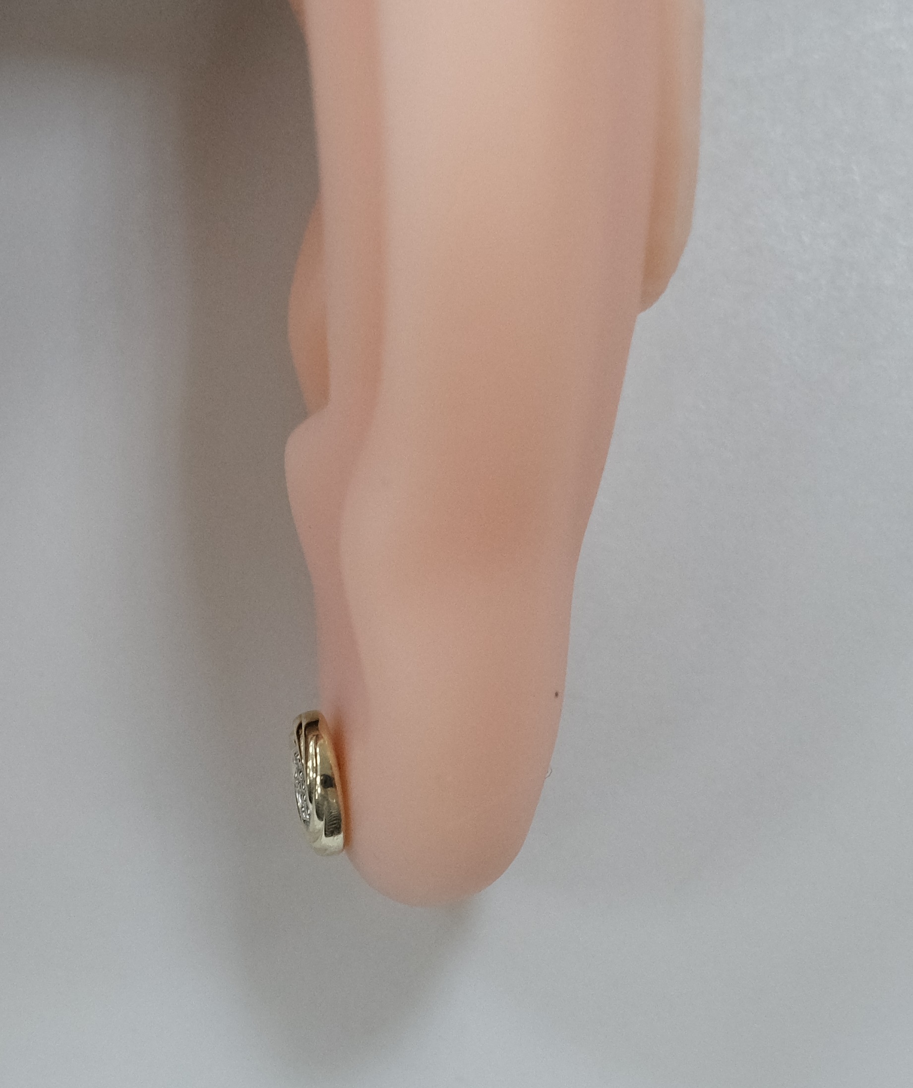 Серьги-пусеты из желтого золота с бриллиантами